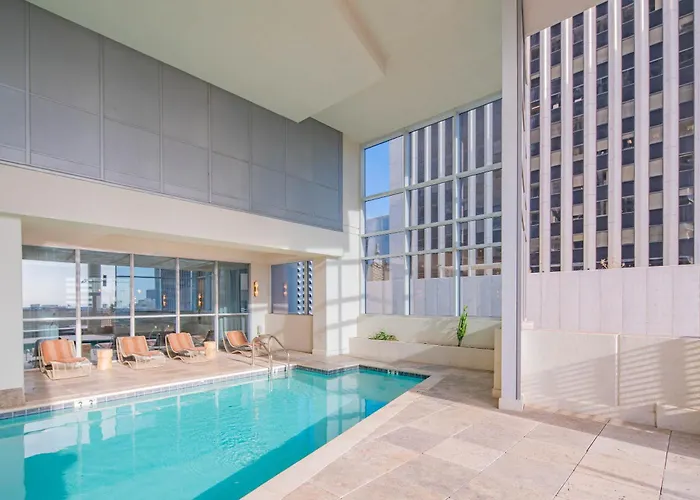 Bright & Stylish 2br High-rise Pool Gym Access Apartamento Phoenix