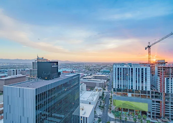 Bright & Stylish 2br High-rise Pool Gym Access Phoenix