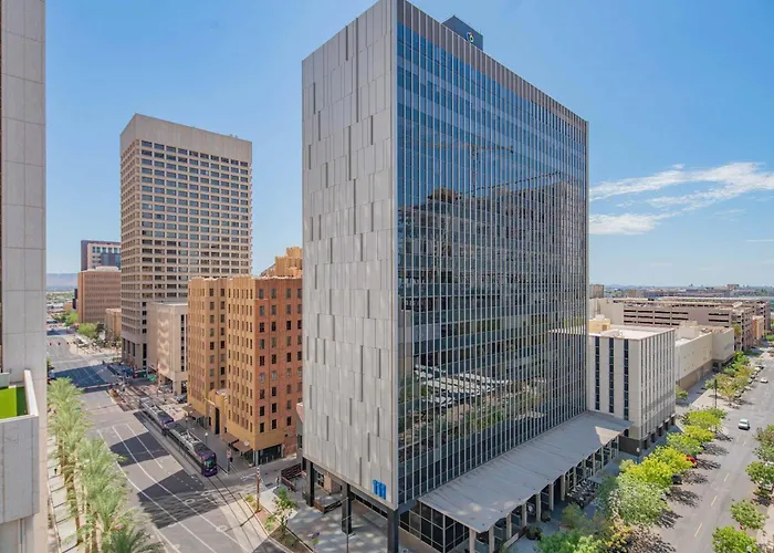 Bright & Stylish 2br High-rise Pool Gym Access * Phoenix