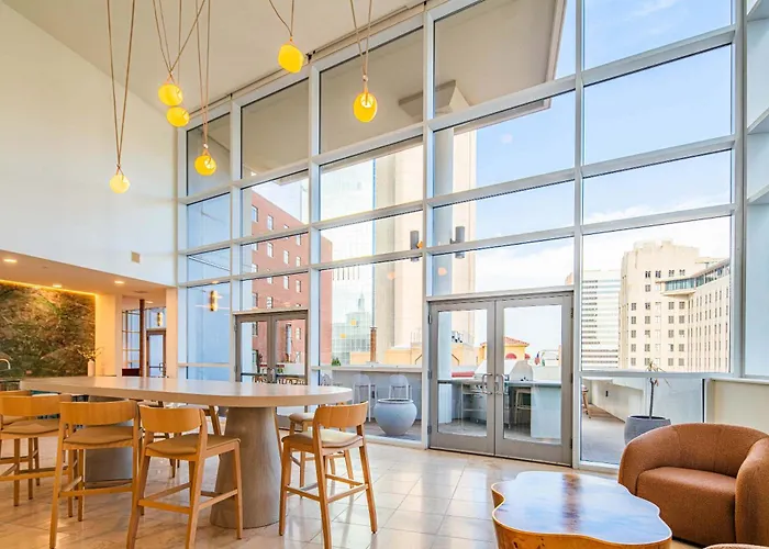 Bright & Stylish 2br High-rise Pool Gym Access Apartamento Phoenix