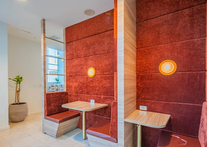 Bright & Stylish 2br High-rise Pool Gym Access * Phoenix