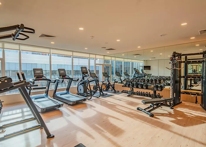 Bright & Stylish 2br High-rise Pool Gym Access * Phoenix