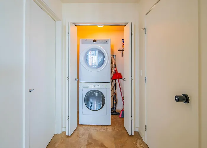 Bright & Stylish 2br High-rise Pool Gym Access