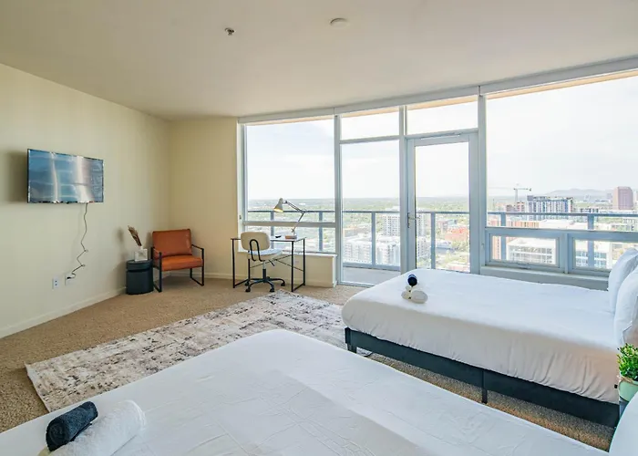 Bright & Stylish 2br High-rise Pool Gym Access Apartamento
