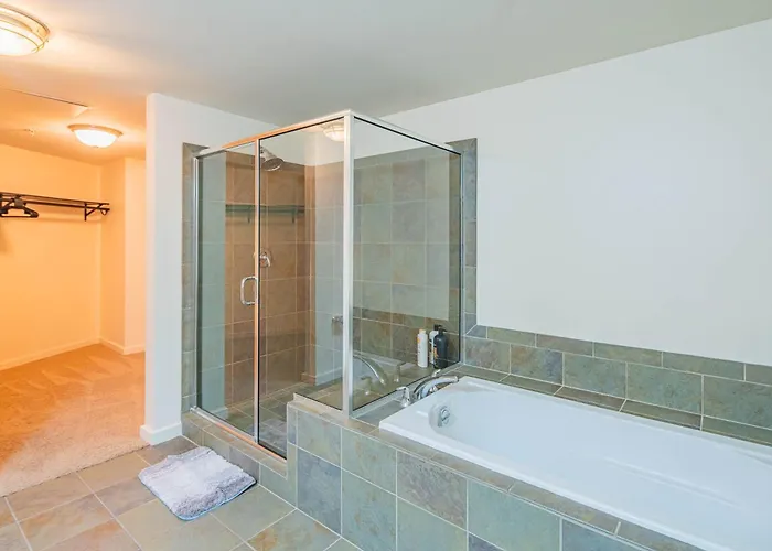 Bright & Stylish 2br High-rise Pool Gym Access Apartamento Phoenix