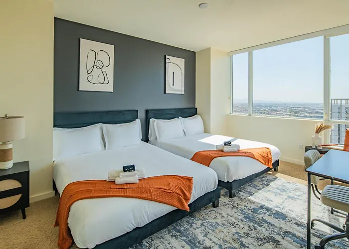 Bright & Stylish 2br High-rise Pool Gym Access *