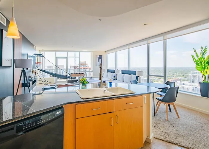Bright & Stylish 2br High-rise Pool Gym Access * Phoenix