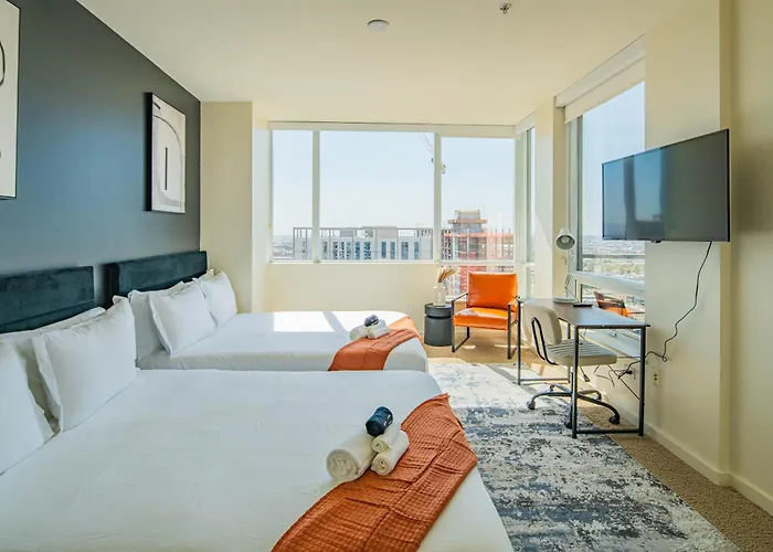 Bright & Stylish 2br High-rise Pool Gym Access