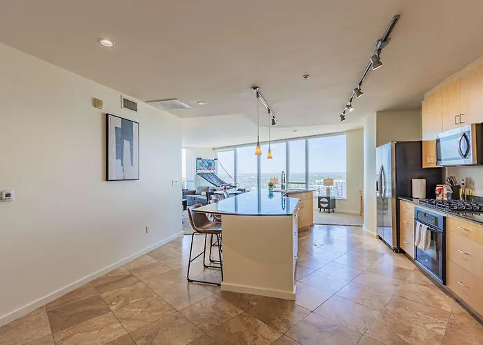 Bright & Stylish 2br High-rise Pool Gym Access Phoenix