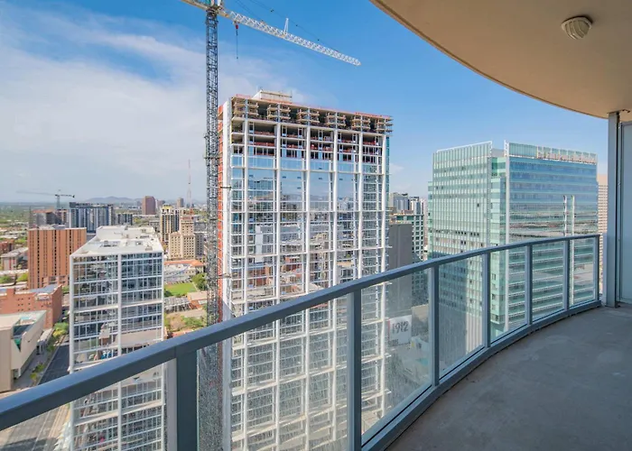 Bright & Stylish 2br High-rise Pool Gym Access * Phoenix