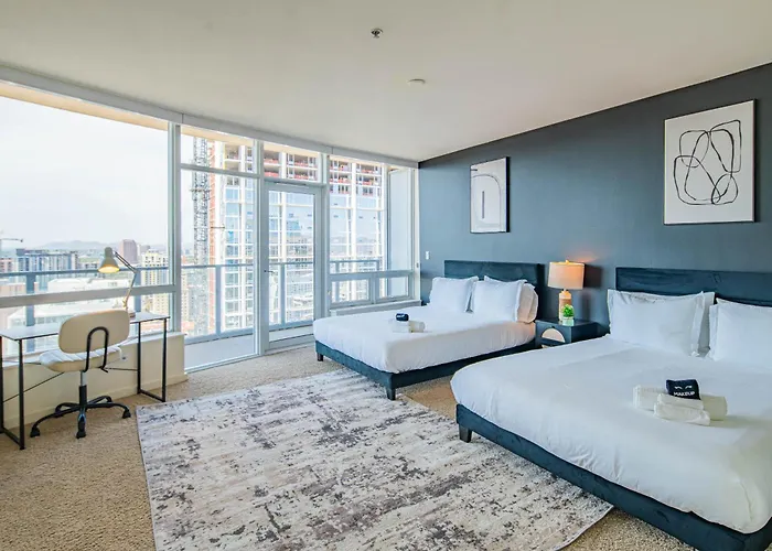 Bright & Stylish 2br High-rise Pool Gym Access