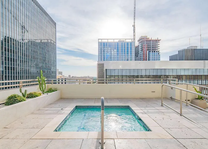 Bright & Stylish 2br High-rise Pool Gym Access Apartamento