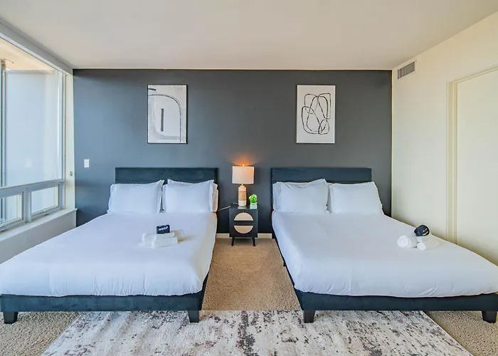 Bright & Stylish 2br High-rise Pool Gym Access *