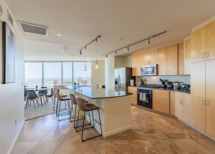 Bright & Stylish 2br High-rise Pool Gym Access * Phoenix