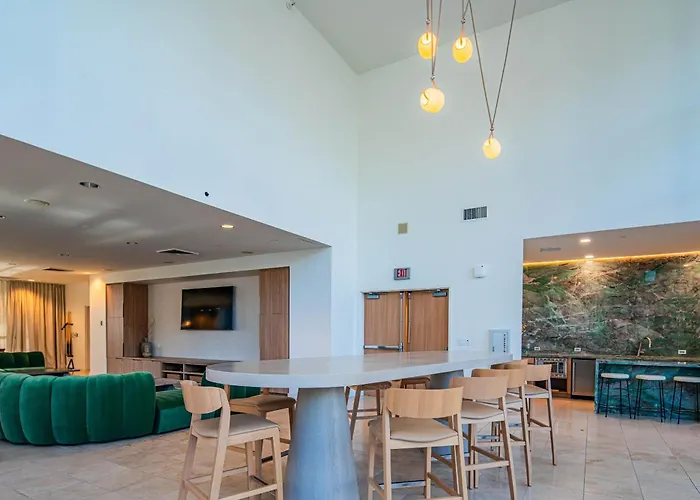 Bright & Stylish 2br High-rise Pool Gym Access