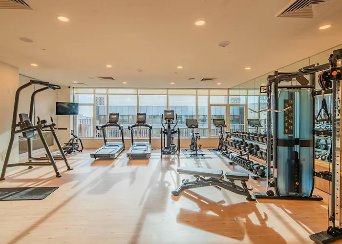 Bright & Stylish 2br High-rise Pool Gym Access Apartamento