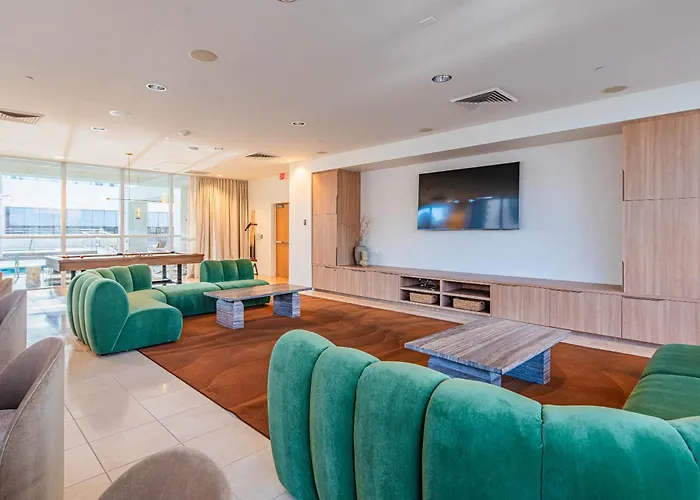 Bright & Stylish 2br High-rise Pool Gym Access Phoenix