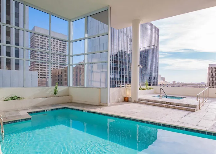 Bright & Stylish 2br High-rise Pool Gym Access * Phoenix