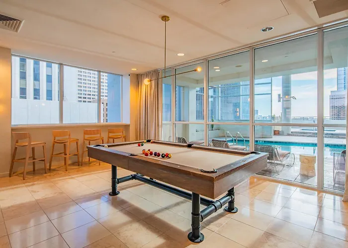 Bright & Stylish 2br High-rise Pool Gym Access *