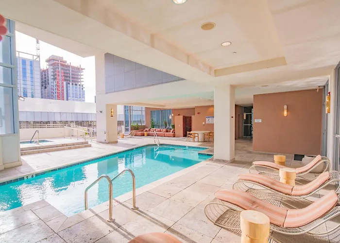 Bright & Stylish 2br High-rise Pool Gym Access * Phoenix